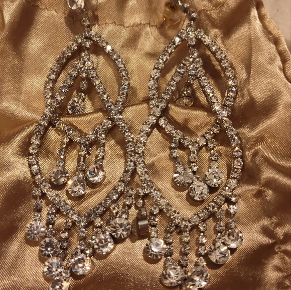 NEW! Vintage Cache Dangling Earrings - Picture 2 of 8